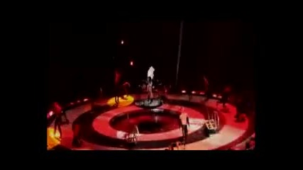 Britney Spears - Im A Slave 4 U (live Circus Tour)