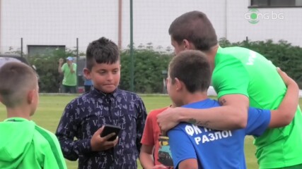 Деца "нападнаха" Десподов за снимки за спомен