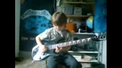 8 годишно дете свири Metallica - One на китара