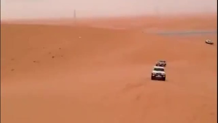 Идиот скача от пясъчна дюна!