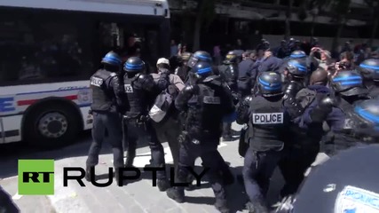 Сблъсъци в Париж, след като полицията разтури незаконен лагер на имигранти