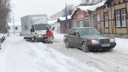 Mercedes вади затънало в снега камионче Iveco! Няма друга такава машина!