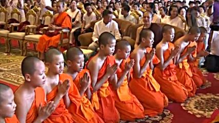 Момчетата, спасени от пещерата в Тайланд, си тръгнаха от будистката обител