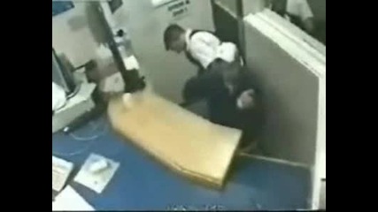 Крадец се опитва да наръга полицай и то в участъка 