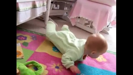 Куче учи бебе да лази