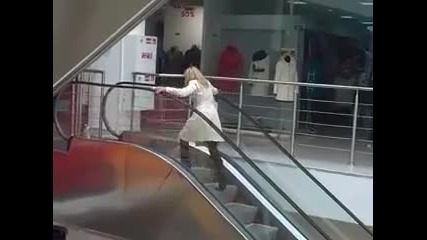 Блондинка на ескалатор (смях)