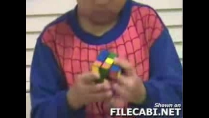 6 - Годишно Дете Нарежда Кубчето На Рубик