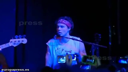 5 Seconds of Summer (live in Spain) - 'heartbreak Girl'