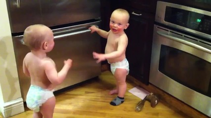 Близнаци си говорят на бебешки