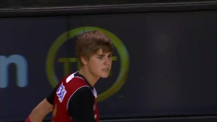 2011 • ! • Justin Bieber Играе Баскетбол