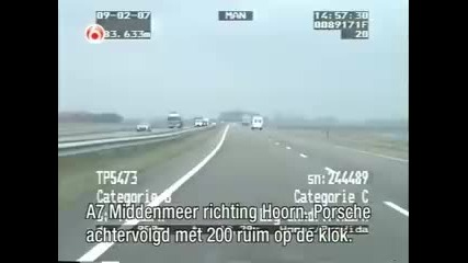 Porsche 911 tries to escape the police 