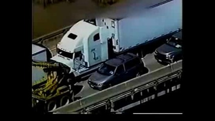 Луд Шофьор На Огромен Камион Се Опитва Да Избяга От Полицията