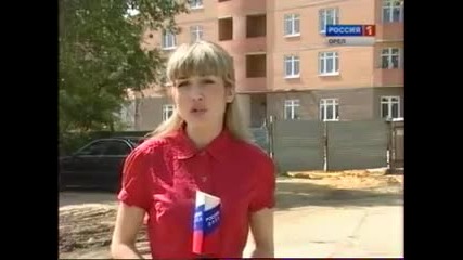 Un journaliste fait un doigt 