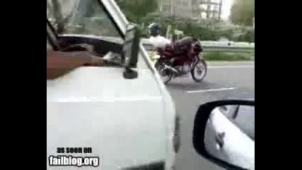 Лудак лежи и си играе на телефона докато кара мотор! 