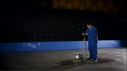 Mini оркестър изсвири британския химн само с клаксони