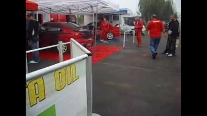 Подготовка на автомобилите на писта Бургас
