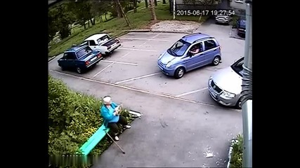Жена се опитва да паркира колата си