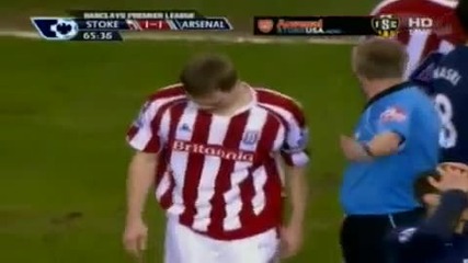 Ryan Shawcross напуска терена разплакан след като счупи крака на Aaron Ramsey 