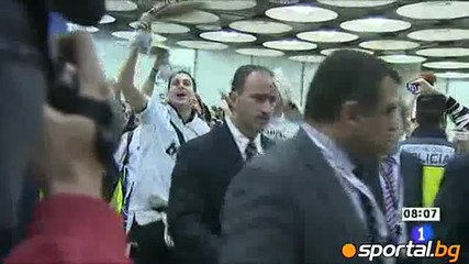 Лудница при посрещането на Реал на летището