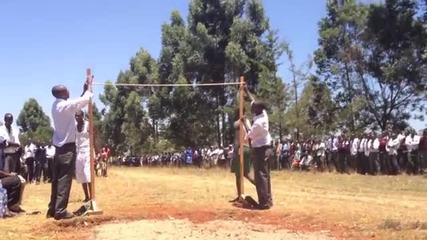 Тези гимназисти от Кения, се квалифицират за висок скок на олимпийските. (видео)