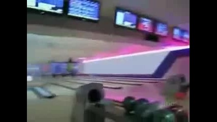 Така играят боулинг блондинките 