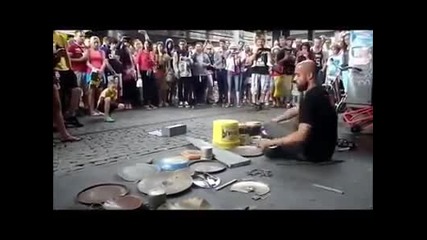 Уличен музикант свири на тенекии, ламарини и кофи пред публика!