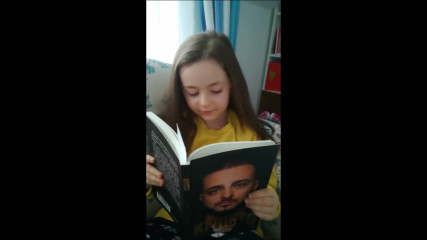 Мишел на 5 години чете книгата на Криско