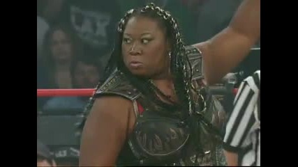 Awesome Kong направо размазва Velvet Sky - Грозна гледка 