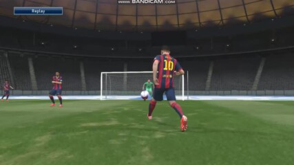 Пес 2015 игра далечен прехвърлящ гол на Меси