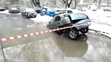 Как в Русия извадиха попаднал в дупка автомобил!