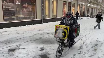 Снежна блокада: Мощна буря създаде транспортен хаос в Москва (ВИДЕО)