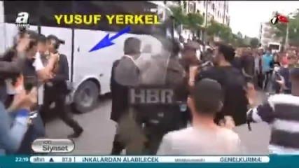 съветник на турския премиер Ердоган беше заснет, докато рита опечален жител на град Сома