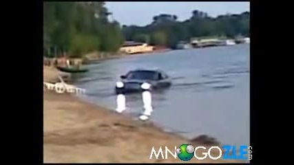 Пиян идиот с джип по плажа 
