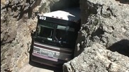 Майсторско преминаване с автобус през тесен тунел