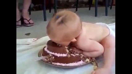 Бебе много обича да яде торта ..