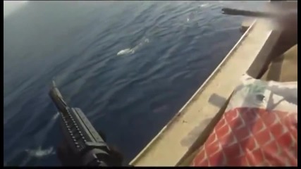 Охрана на търговски кораб открива стрелба по сомалийски пирати!