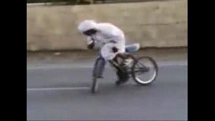 Арабин дрифтира с колело