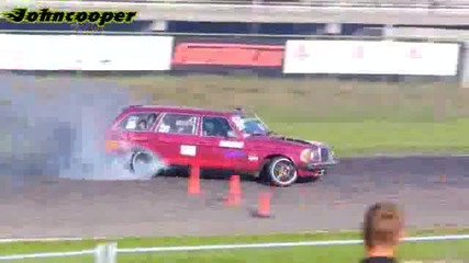 Mercedes 300td T w123 Drifting