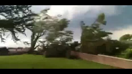 Ураганен вятър изкоренява дървета