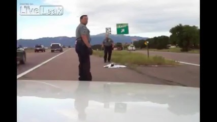 Полицаи помагат на скункс в беда