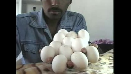 Човек Държи 12 Яйца В Ръката Си