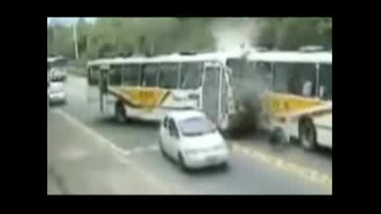 Челна катастрофа с два автобуса 