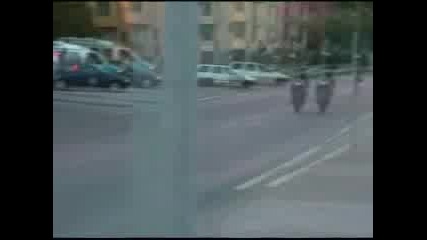 Полицаи Се Опитват Да Спрaт Моторист