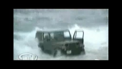 Морето поглъща джип 