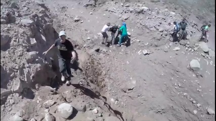 Скално свлачище едва не помете туристи!