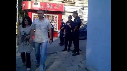 Плътен кордон от полицаи пази “атака”