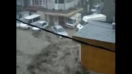 Наводнение и цунами във Варна отнася кола