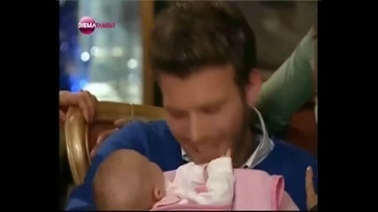 Мехмет се опитва да накара бебето да го нарича тате,а И.му се смее