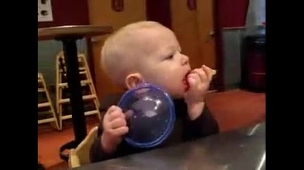 Бебе се опитва да яде лимон :d:d:d 