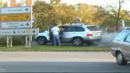 черен дим излиза от ауспуха на Bmw x5 , а водача не знае какво да направи .. 